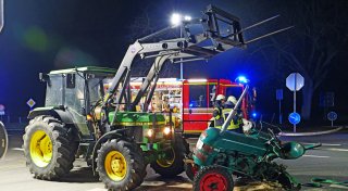 Oldtimer-Schlepper bei Unfall in Salzkotten in zwei Teile zerrissen