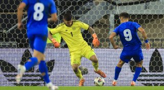 Paderborns Torwart Dennis Seimen patzt und verliert mit der deutschen U21