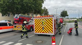 Großeinsatz der Feuerwehr am Gütersloher Bahnhof: ICE meldet Brandgeruch im Bord-Bistro