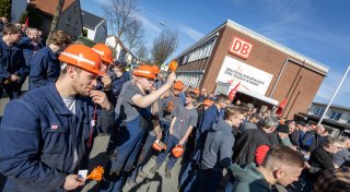 Angst vor Schließung: Eisenbahner protestieren vor Paderborner Ausbesserungswerk