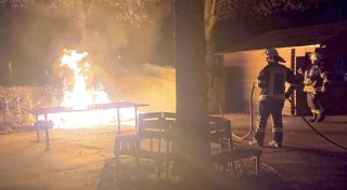 Polizei ermittelt: Mülltonnen und Hecke an Grundschule in Bad Wünnenberg brennen