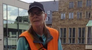 „Solange ich laufen kann“: Mindenerin (65) muss weiter arbeiten - die Rente reicht ihr nicht