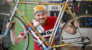 Dieser Bielefelder zieht mit seinem Oldtimer-Rennrad alle Blicke auf sich