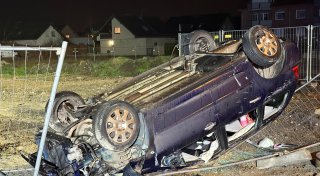 Auto überschlägt sich mitten in Hövelhof - Passant stoppt Fluchtversuch des Unfallfahrers