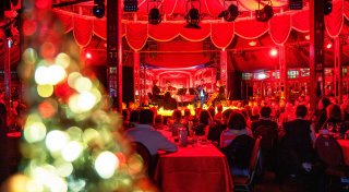 Mit vielen Fotos: Bielefelder Spiegelzelt begeistert mit Konzert im Kerzenschein