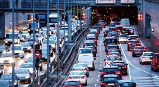 43 Stunden Stau: Warum Pendler immer länger warten müssen