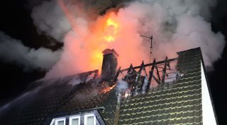 Dachstuhlbrand in Hövelhof: Zweiter Weihnachtstag endet mit Flammen