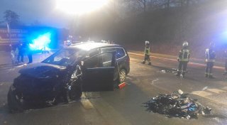 Autofahrer wird bei Unfall auf der B252 bei Brakel schwer verletzt