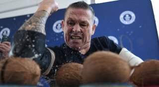 Kokosnüsse zerschlagen und Eier mit Essstäbchen fangen