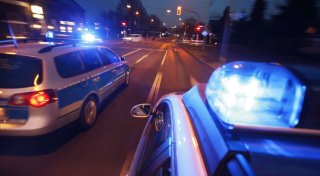 Die Polizei Bielefeld sucht einen Schläger mit auffälligem Tattoo im Gesicht