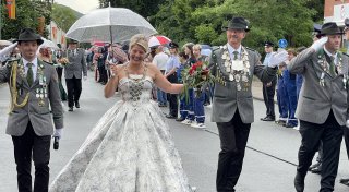 Mit Schirm und Charme: Lauenförder Schützenkönigspaar trotzt dem Regen