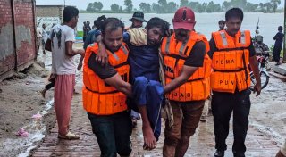 Fluten in Pakistan: 800 Tote und Zehntausende evakuiert