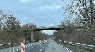 Warnbaken auf der B239 in Espelkamp geben Anlass zu Spekulationen