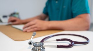Studie: Weniger Vertrauen in Ärzte, die KI verwenden
