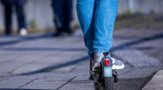 Engeraner E-Scooter-Fahrer bei Unfall lebensgefährlich verletzt