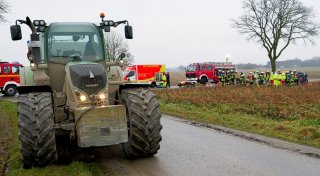 Trecker rammt Auto von der Straße: Zwei Schwerverletzte bei Salzkotten