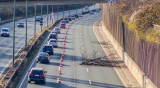 Stockender Verkehr stadtauswärts: Grünschnitt liegt auf Bielefelder Ostwestfalendamm