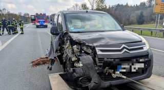 B64: Zwei Verletzte nach Kollision an Bundesstraßen-Kreuzung nahe Brakel