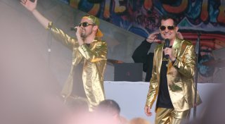 Die „Goldjungs“ starten ihr Bad Oeynhausener Heimspiel mit ihrem Hit „Gänseblümchen