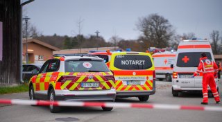 Auto fährt in einen Fußgänger - vier Verletzte