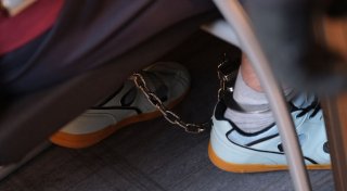 Nach Tod eines Kleinkinds - Vater in Fesseln vor Gericht