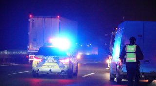 Lkw umgekippt: Zwei Verletzte bei Verkehrsunfall auf der A2 bei Bielefeld