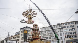 Die oberste Etage der Bielefelder Weihnachtspyramide schwebt ein