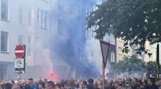 Liveticker zum Nachlesen: Bielefelder Fanmarsch mit Pyro zum Saisonstart