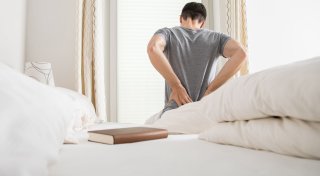 Morgens verspannt? Es könnte an der Bettdecke liegen