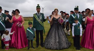 Schützenfest in Hakenberg: Königin Miriam Keiter bezaubert im „kleinen Schwarzen“