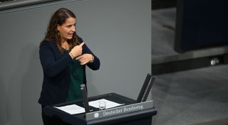 Gehörlose Abgeordnete gebärdet erste Rede im Bundestag
