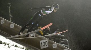Vorzeitiger Abbruch: Wellinger siegt beim Skisprung-Weltcup