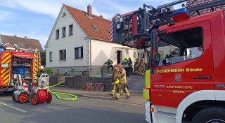 Wohnungsbrand in Bünde: Feuerwehr rettet Frau und Katze aus dichtem Rauch