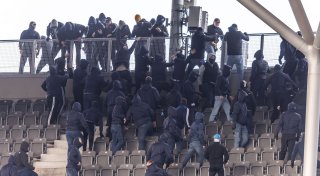Fans von Hertha und Dynamo gehen im Stadion aufeinander los