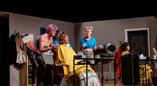 Haarige Zeiten in Elsen: Theaterbühne in Paderborner Stadtteil wird zum Friseursalon