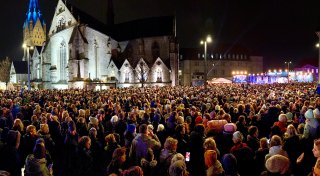 Voller Domplatz beim Weihnachtswunder in Paderborn: Spendensumme steigt weiter