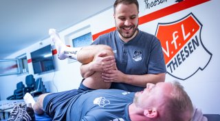 Bielefelder Physiotherapeut zeigt vollen Einsatz auf und an der Bank