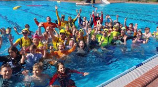 DLRG-Ortsgruppe eröffnet Freibadsaison im Aqua Fun in Kirchlengern