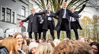 Mit vielen Bildern: Kraftklub singen sich vor dem Bielefelder „Plan B“ warm