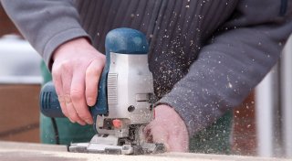 Mit Elektrowerkzeug arbeiten: Verletzungsgefahr minimieren