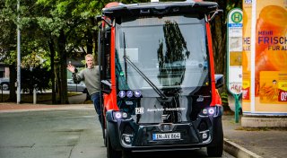 Im Schneckentempo durch den Kreisverkehr: So fährt es sich in Herfords erstem autonomen Bus