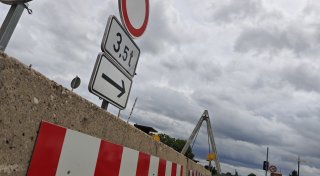 Weserbrücke in Höxter: Unterschriftenlisten gegen Lastwagen auf dem Bauwerk