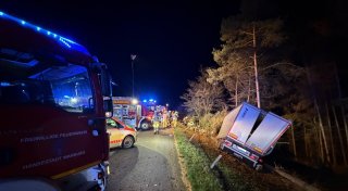 Lkw fährt bei Warburg auf Pannenwagen auf und rutscht Böschung runter