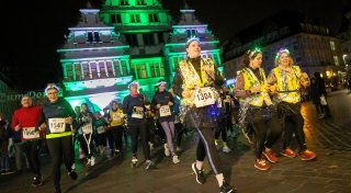 Fotos vom Paderborner Martinslauf: Innenstadt leuchtet für Läufer und Zuschauer