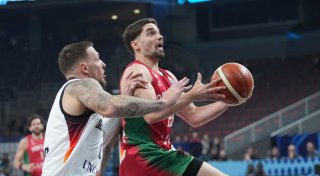 Bei Mumbru-Rückkehr: Basketballer mit Mühe weiter
