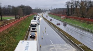 Unfall auf A33 im Kreis Gütersloh: Transporter überschlägt sich - 27-Jähriger verletzt