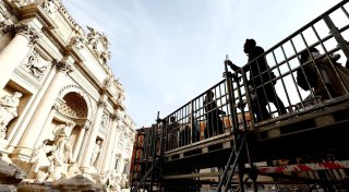 Ungewöhnliche Aussicht: Trevi-Brunnen über Steg begehbar