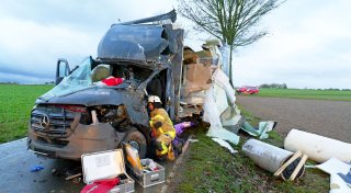 Lkw-Fahrer bei Verkehrsunfall bei Büren eingeklemmt und schwer verletzt