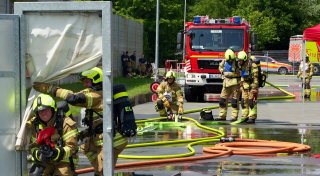 Hitzeschlacht der Feuerwehren an der Paderborner Home-Deluxe-Arena