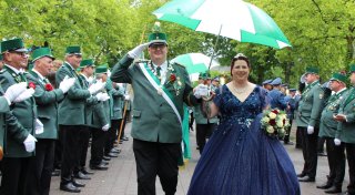 Feierlaune trotz Regenwetter: Die Schützen in Paderborn-Sennelager sind gut gelaunt